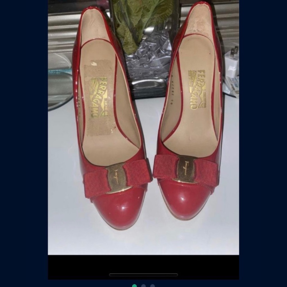 100% authentic Ferragamo Red pumps 👠👠